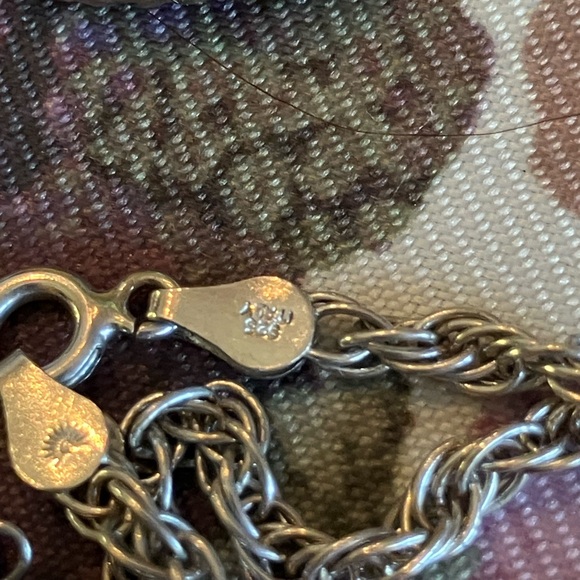 STERLING SILVER PENDANT AND CHAIN
MARKED 925. - Picture 8 of 12